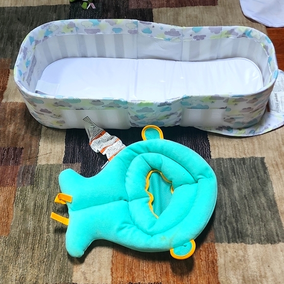 Baby sink skidaddles bath seat. &  Baby Delight Foldable mini bassinet - Picture 1 of 4